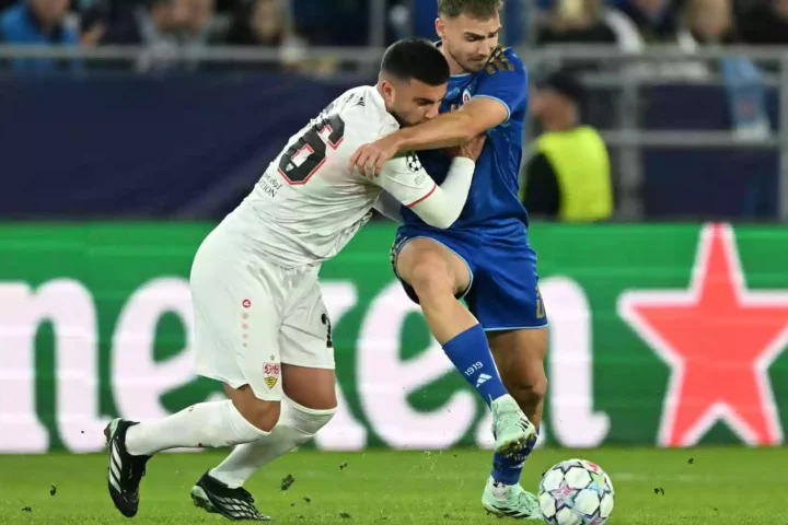 Zwei Fußballspieler kämpfen um den Ball im Champions-League-Spiel in Bratislava.