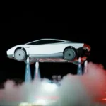 Ein weißer Tesla Roadster schwebt mit sichtbaren Raketendüsen über einer Bühne in einer dunklen Szene.