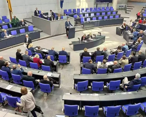 Blick in den Plenarsaal des Deutschen Bundestags mit Abgeordneten an den Plätzen und einer Person am Rednerpult.