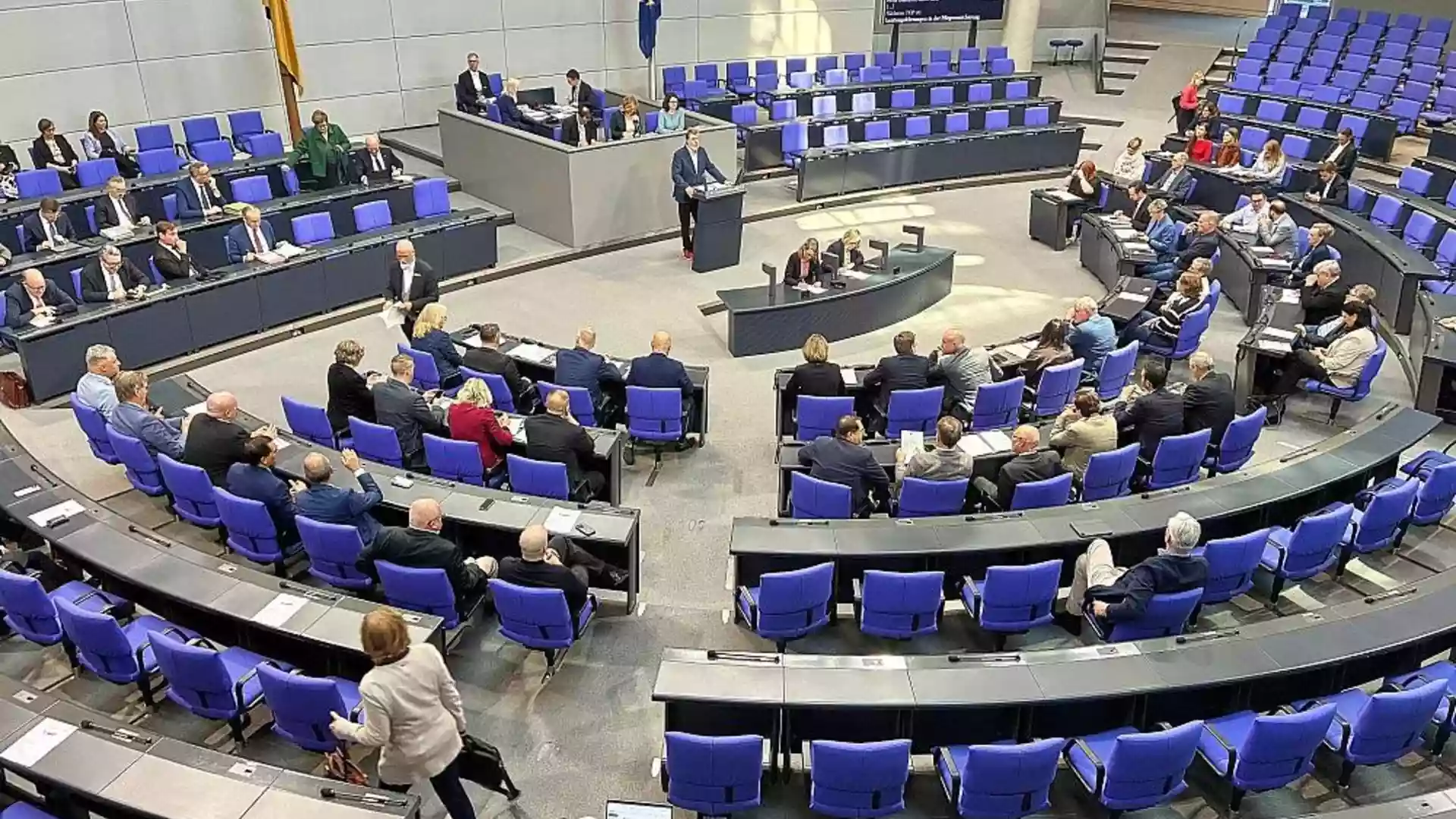 Bundestag beschließt Frühstartrente mit zehn Euro pro Kind 1 Blick in den Plenarsaal des Deutschen Bundestags mit Abgeordneten an den Plätzen und einer Person am Rednerpult.
