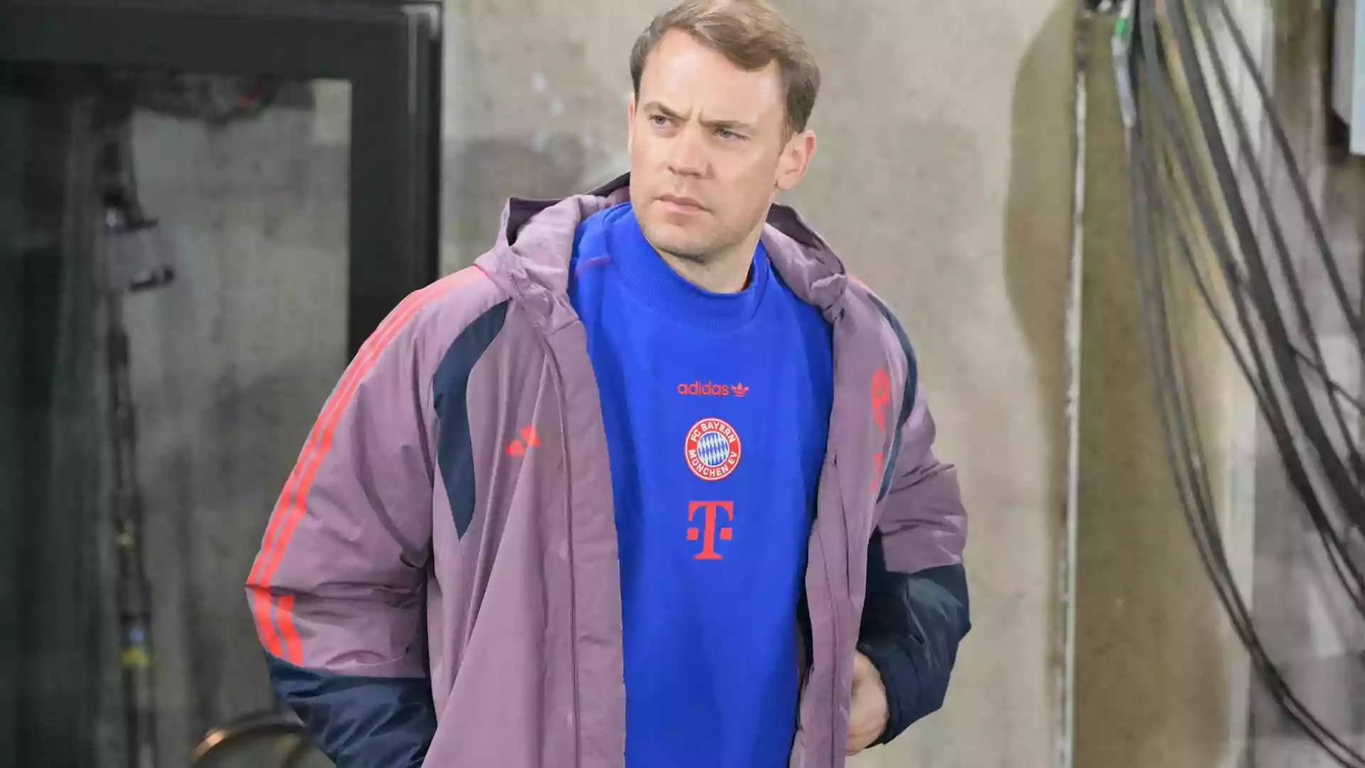 Bayern wartet auf Entscheidung über Neuer vor Leipzig-Spiel 1 Ein Mann im FC-Bayern-Outfit steht vor einem Gebäude und blickt zur Seite.