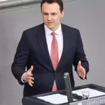 Pascal Reddig spricht am Rednerpult im Deutschen Bundestag.