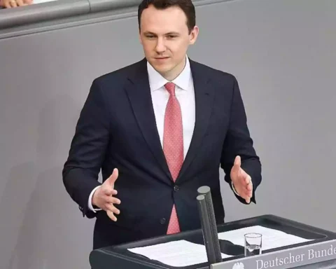 Pascal Reddig spricht am Rednerpult im Deutschen Bundestag.
