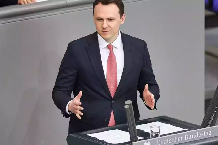 Pascal Reddig spricht am Rednerpult im Deutschen Bundestag.