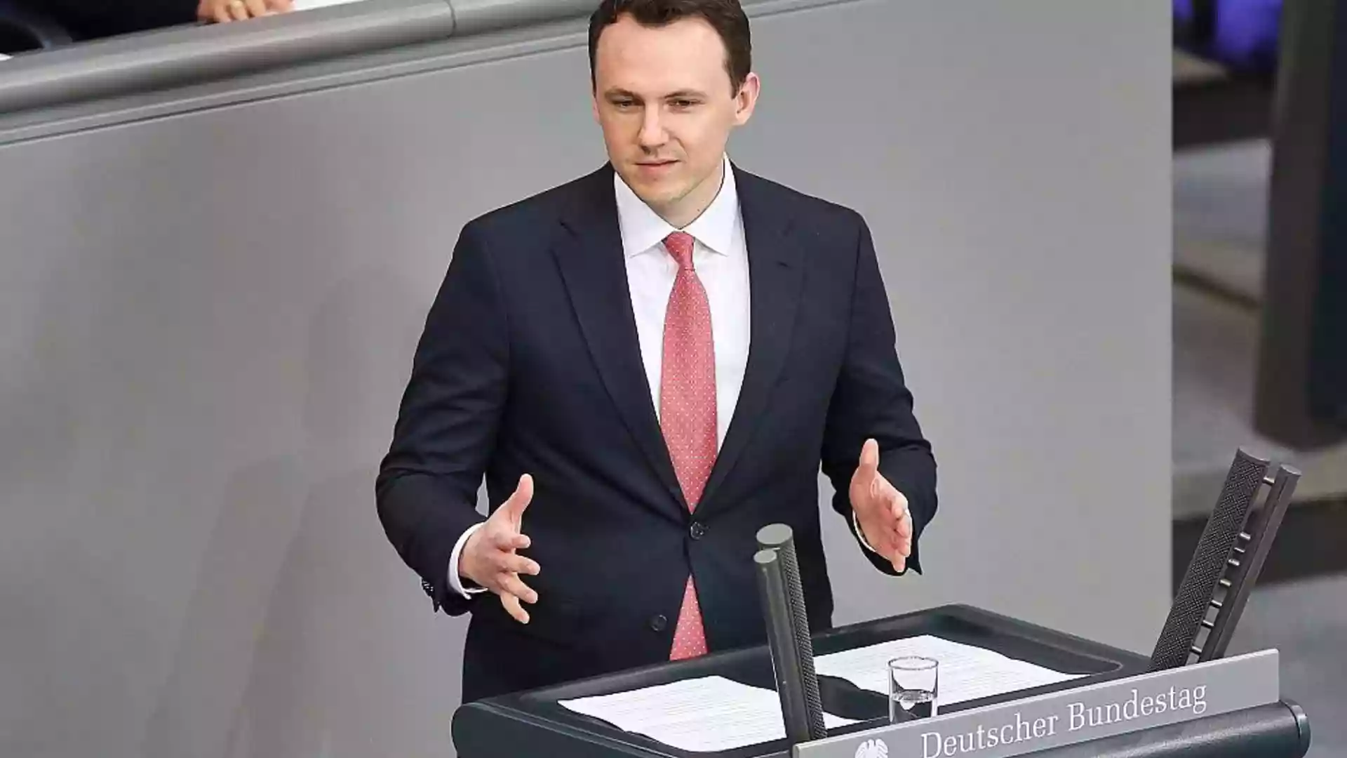 Pascal Reddig spricht am Rednerpult im Deutschen Bundestag.