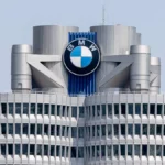 BMW-Gebäude mit großem BMW-Logo an der Fassade.
