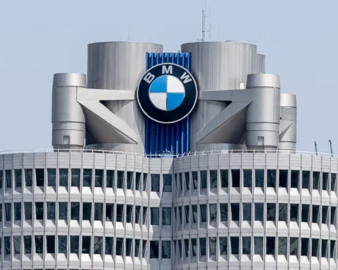 BMW-Gebäude mit großem BMW-Logo an der Fassade.