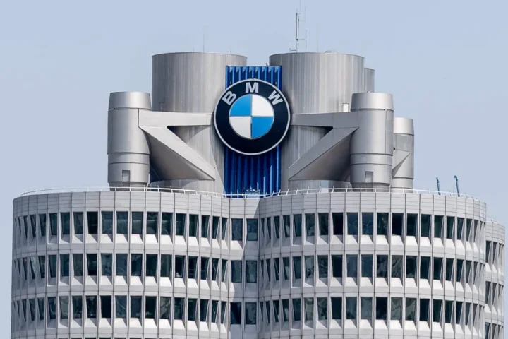 BMW-Gebäude mit großem BMW-Logo an der Fassade.