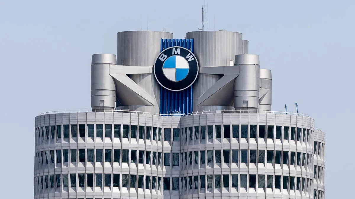 BMW-Gebäude mit großem BMW-Logo an der Fassade.