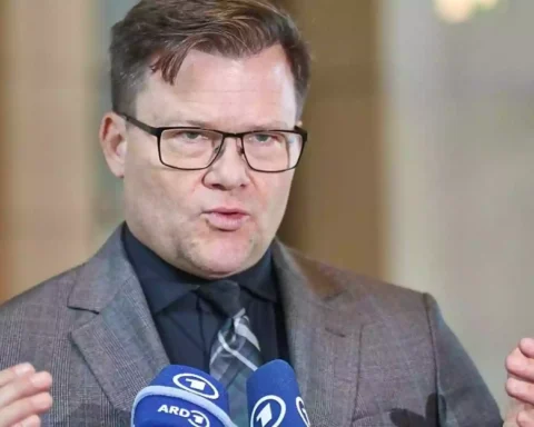 Carsten Schneider spricht vor Mikrofonen bei einer Presseäußerung.