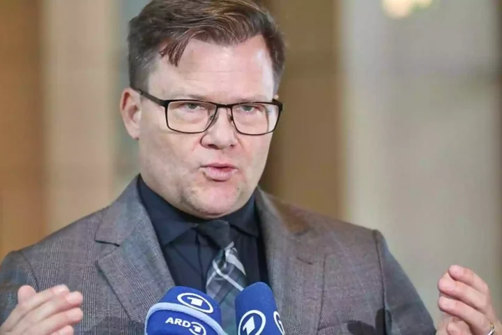 Carsten Schneider spricht vor Mikrofonen bei einer Presseäußerung.