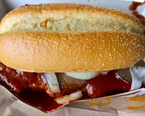 Ein McRib-Sandwich in einer McDonald’s-Verpackung, mit Barbecue-Sauce und Zwiebeln.