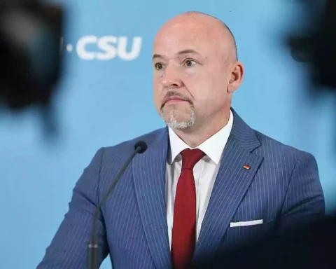 Alexander Hoffmann steht vor einem CSU-Hintergrund am Rednerpult.