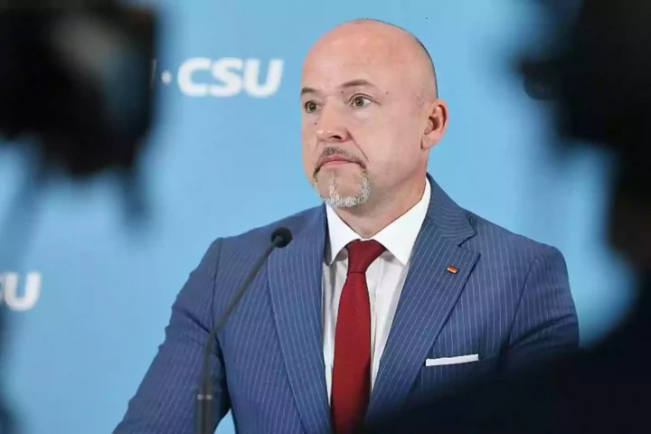 Alexander Hoffmann steht vor einem CSU-Hintergrund am Rednerpult.