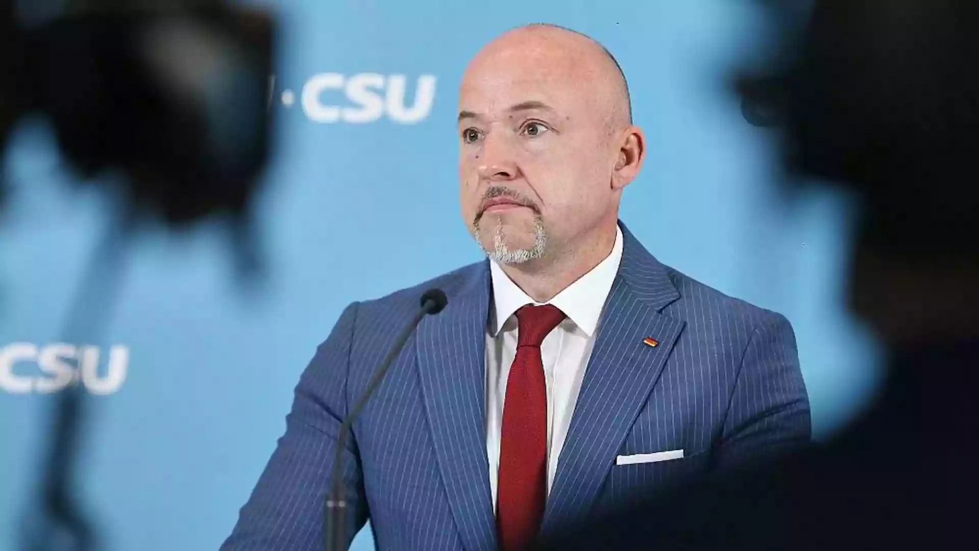 Hoffmann nennt Berliner Sondierungen eine Lachnummer und warnt SPD und Grüne 1 Alexander Hoffmann steht vor einem CSU-Hintergrund am Rednerpult.