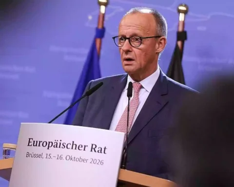 Friedrich Merz spricht bei einer Pressekonferenz vor einem Podium mit der Aufschrift „Europäischer Rat“.