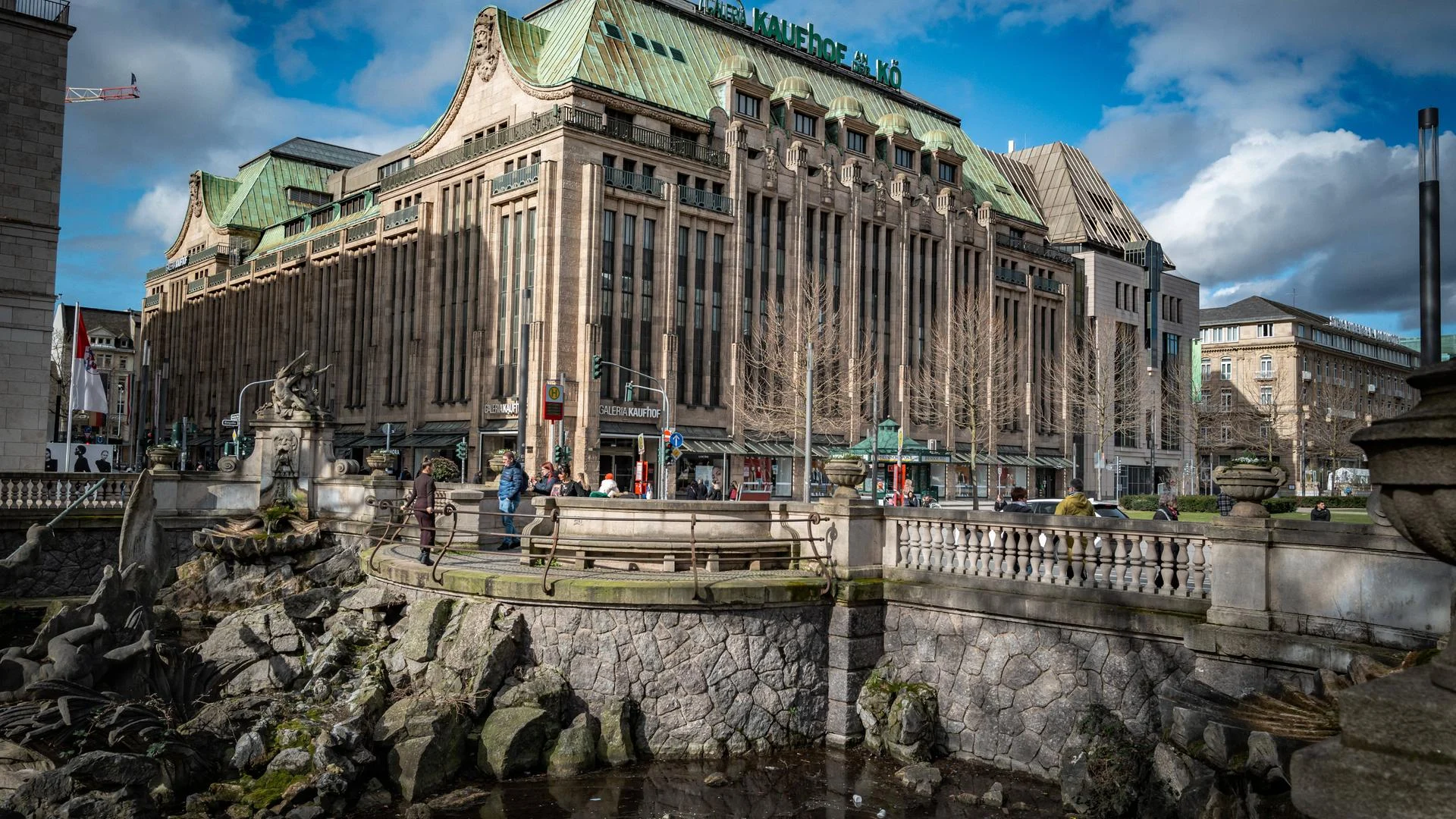 Außenansicht eines Galeria-Kaufhof-Kaufhauses in einer Stadtstraße.