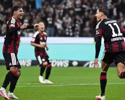 Eintracht-Frankfurt-Spieler jubeln nach einem Tor im Stadion.