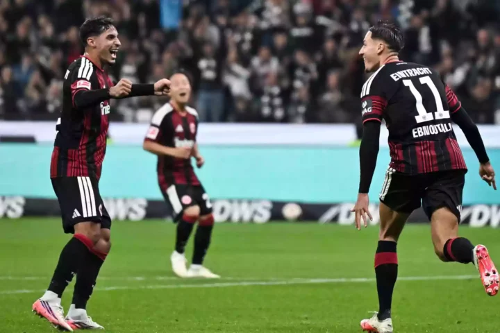 Eintracht-Frankfurt-Spieler jubeln nach einem Tor im Stadion.
