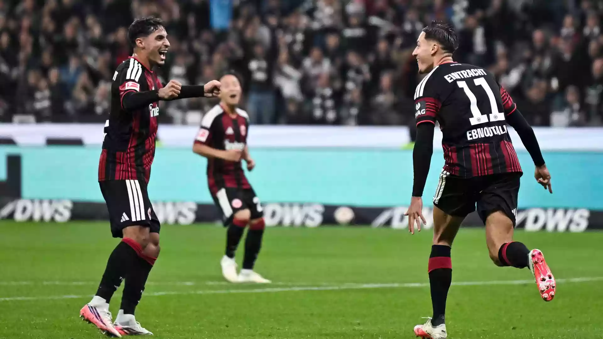 Eintracht Frankfurt beendet Heimflaute mit 1:0 gegen Köln 1 Eintracht-Frankfurt-Spieler jubeln nach einem Tor im Stadion.